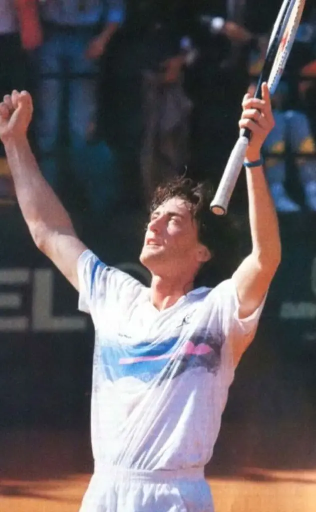 Paolo Canè alza le braccia al cielo dopo la vittoria contro Wilander nel 1990 (Archivio L'Unione Sarda)