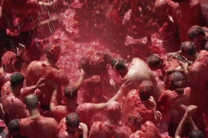 Spagna, in migliaia per la battaglia di pomodori alla fiesta Tomatina
