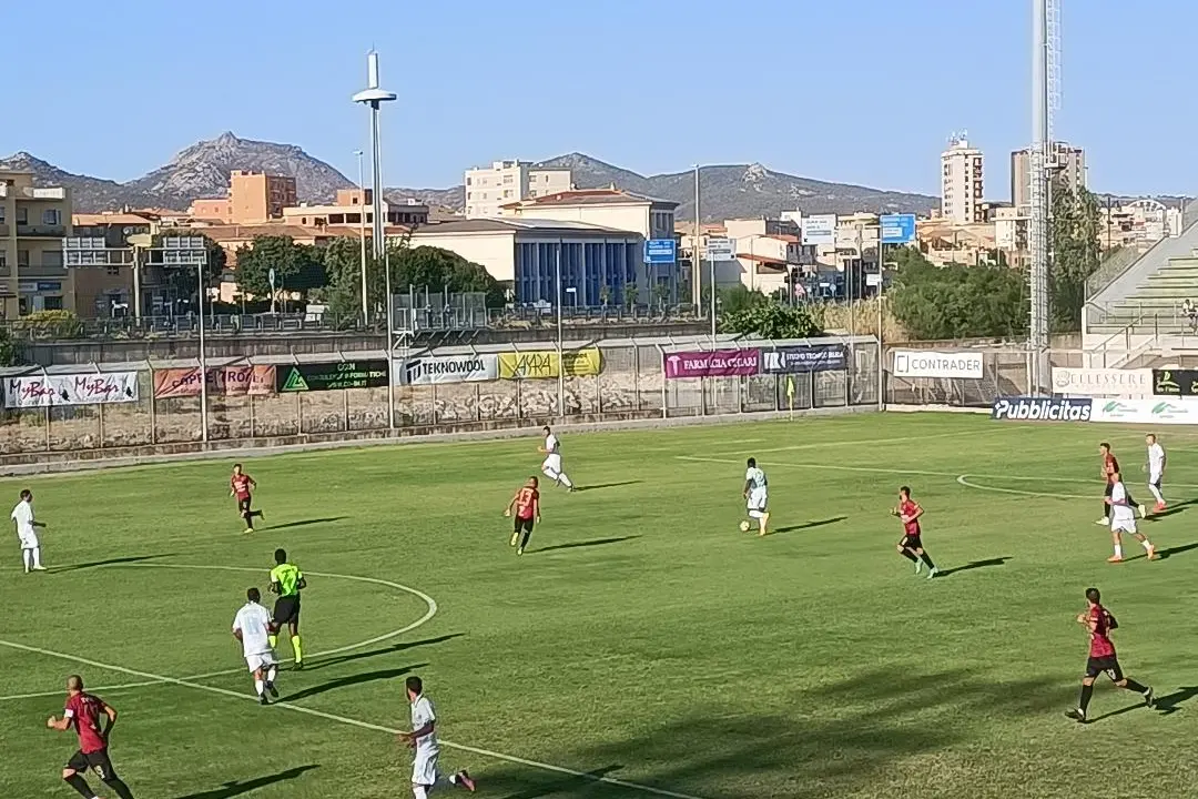 Un'immagine dell'andata tra Olbia e Pontedera, decisa da un gol di Boganini (foto Ilenia Giagnoni)