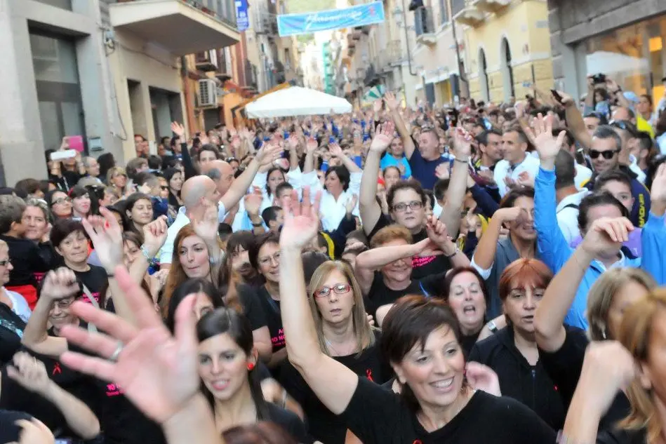 Il flashmob in piazza Sella a Iglesias