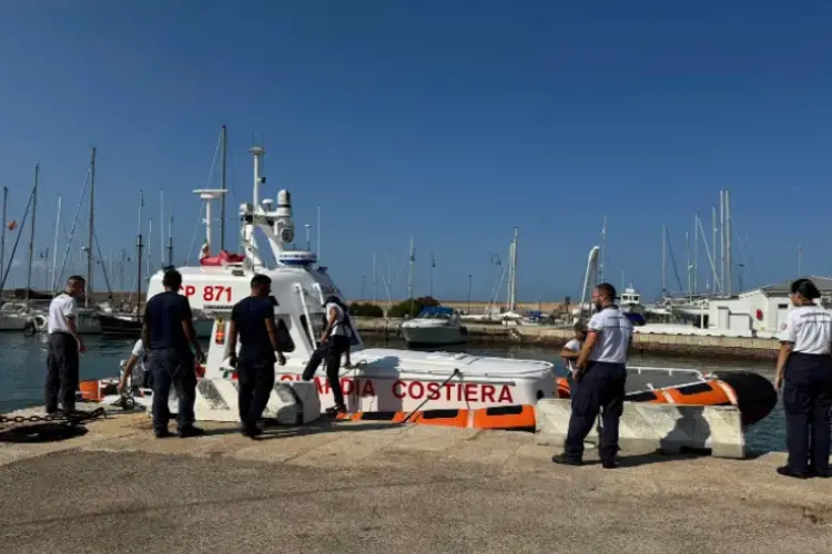 Il soccorso dei pescatori a Porto Torres (foto Capitaneria)