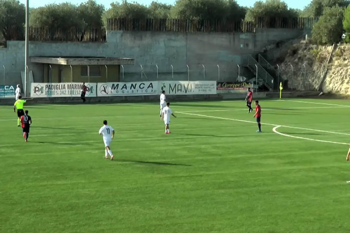 Una rimessa laterale dell'Usinese nel match con l'Arzachena (foto Ilenia Giagnoni)