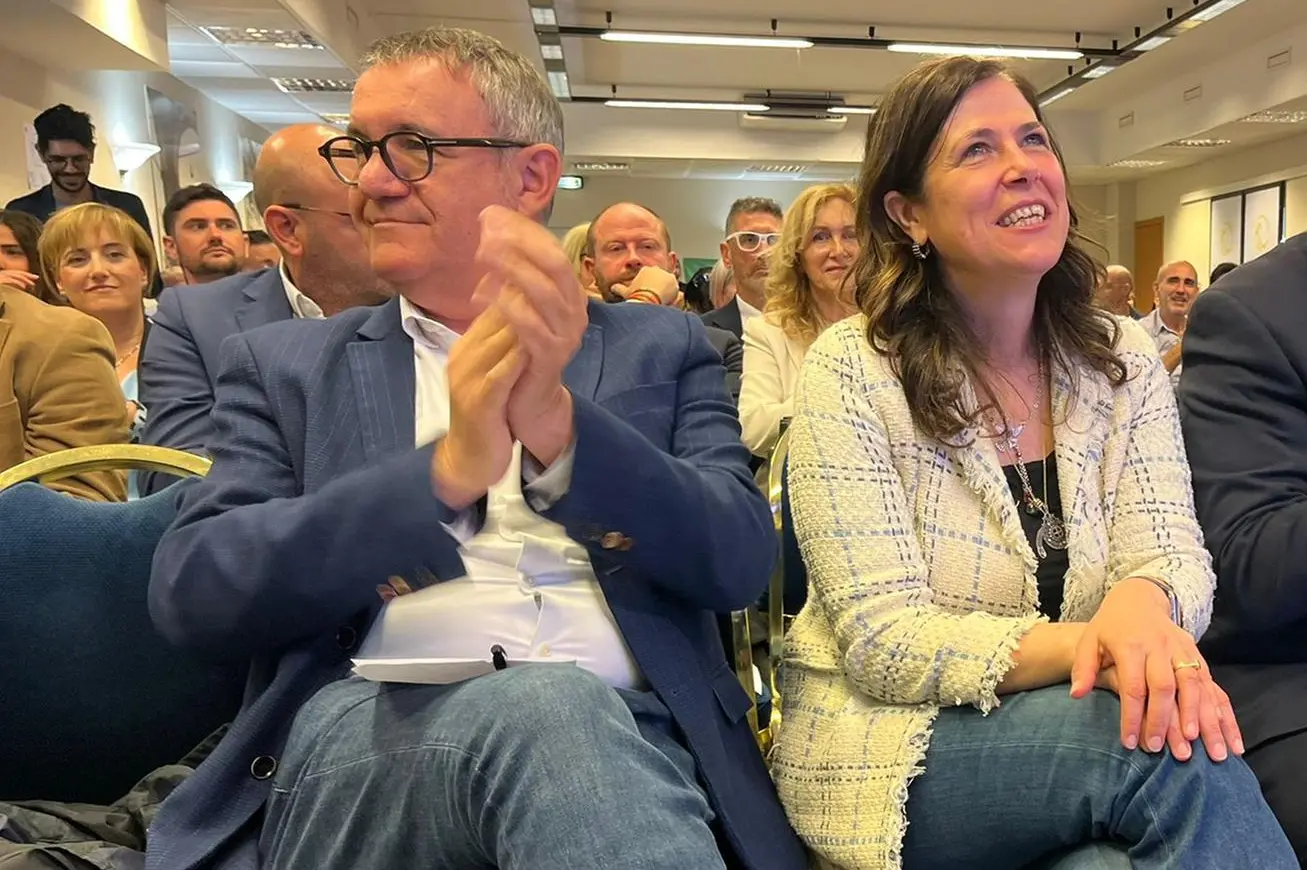 Il presidente del Consiglio regionale Piero Comandini accanto alla governatrice Alessandra Todde (foto L'Unione Sarda)