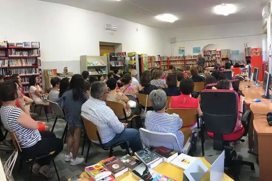 Un incontro letterario a Borore promosso dall'associazione Amici del libro (foto L'Unione Sarda - Nachira)