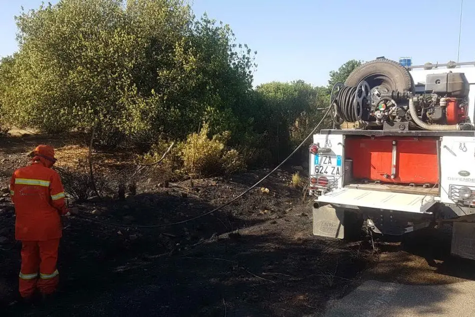 Le operazioni di spegnimento dell'incendio tra Santa Lucia e Camp'e' luas (foto L'Unione Sarda - Murgana)