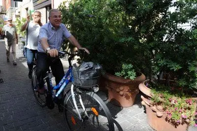 Il sindaco di Oristano Guido Tendas in sella alla sua bicicletta