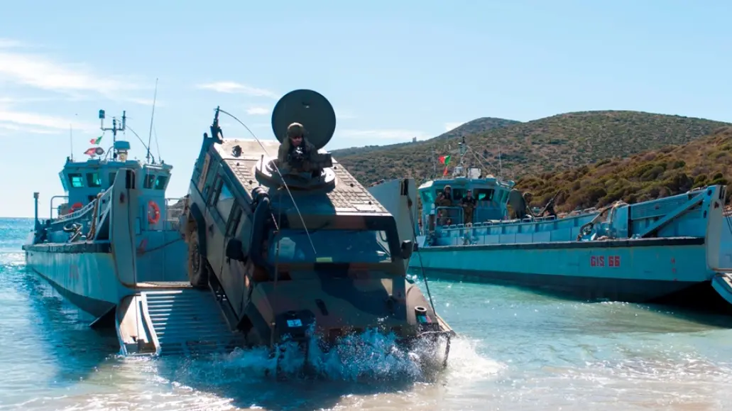 Esercitazioni Nato in Sardegna, i generali «Opportunità per turismo e