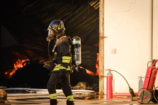 L'intervento dei vigili del fuoco (foto Pinna)