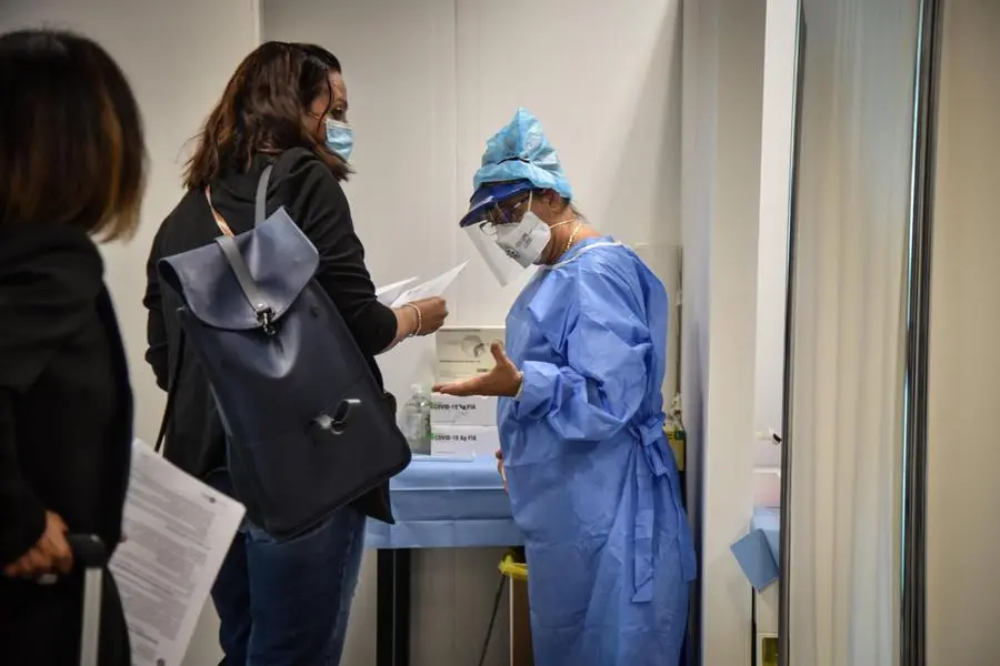 Tamponi test rapidi anticovid-19 obbligatori ai passeggeri del volo Alitalia Milano-Roma delle 17 all’aeroporto di Linate - Milano 23 Settembre 2020 Ansa/Matteo Corner