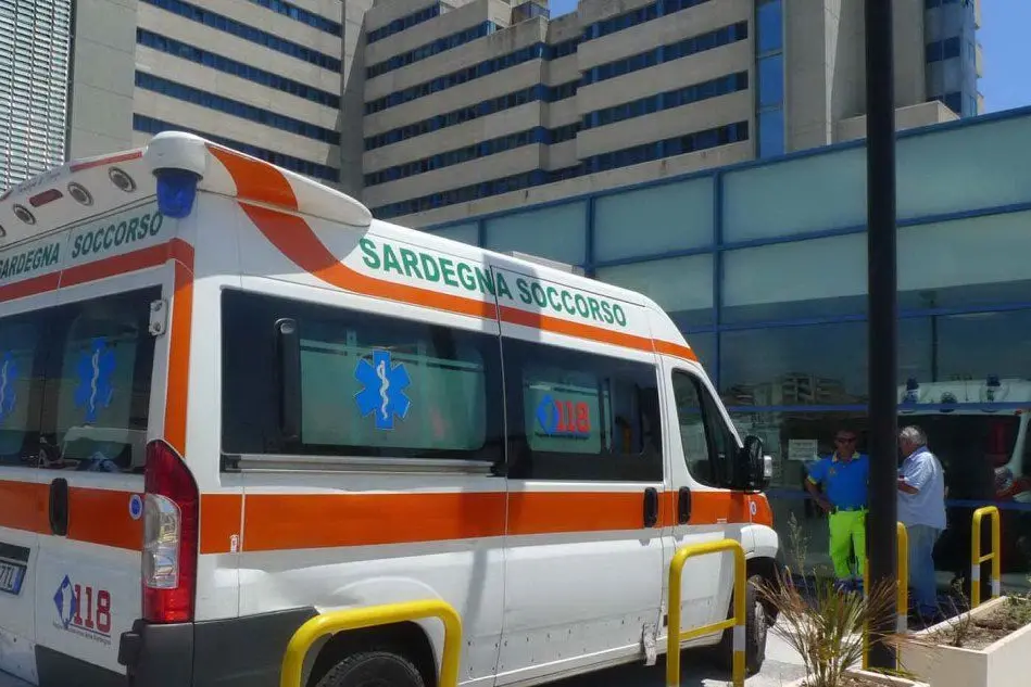 Un'ambulanza davanti all'ospedale Brotzu di Cagliari (foto d'archivio)