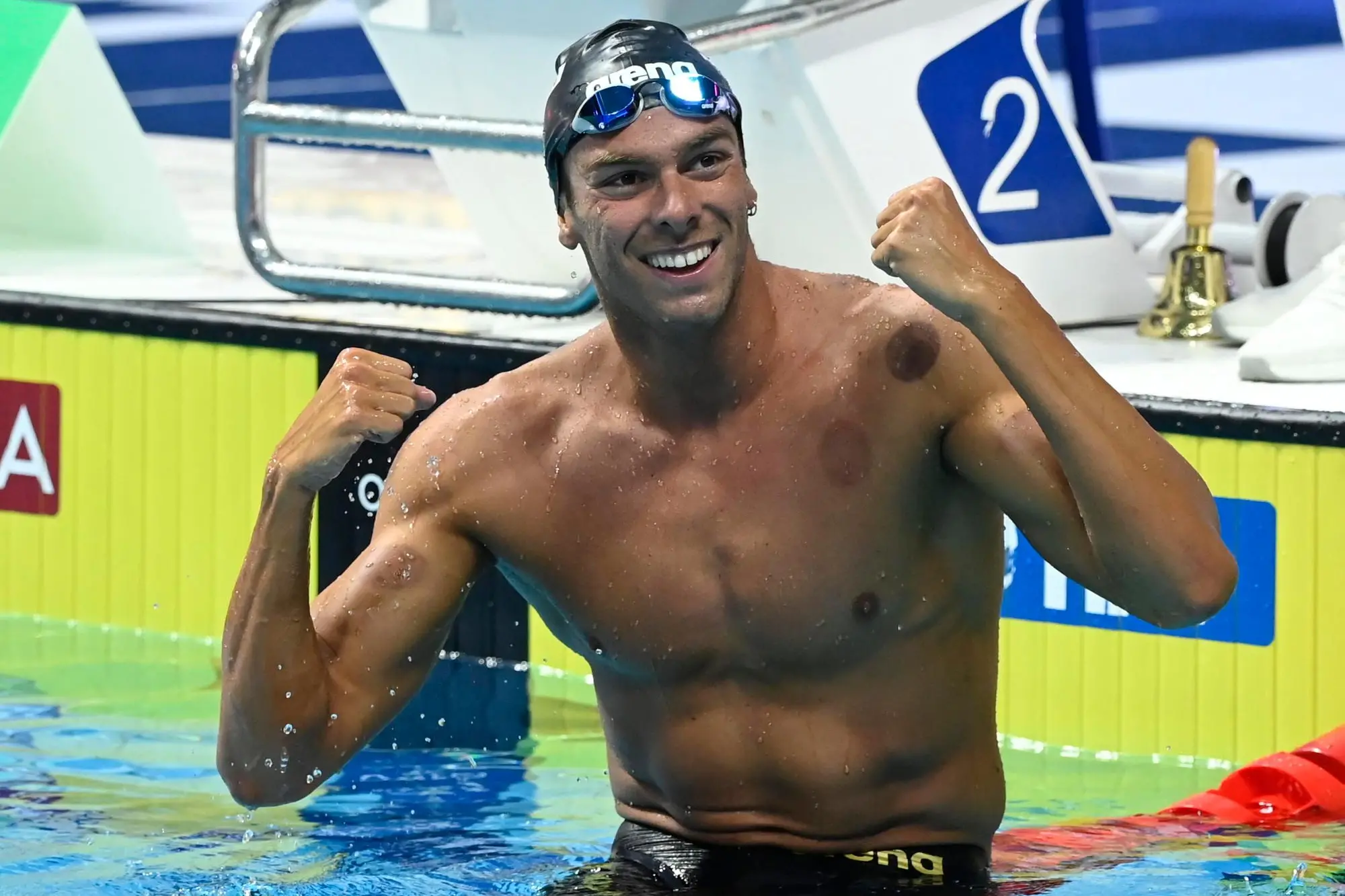 epa10033738 Gregorio Paltrinieri of Italy celebrates after winning the men’s 1500m freestyle final of the 19th FINA World Championships in Duna Arena in Budapest, Hungary, 25 June 2022. EPA/Tamas Kovacs HUNGARY OUT