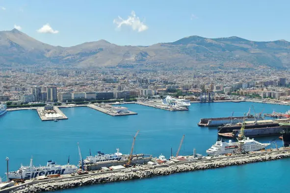 Il porto di Palermo (Ansa)