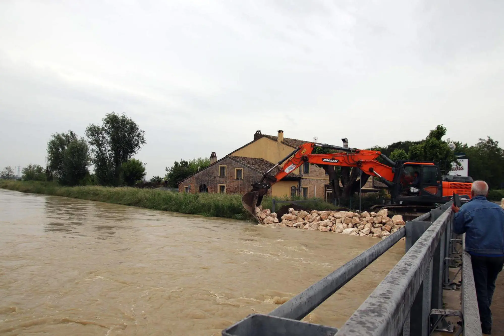La nuova protezione del torrente in Via Cupa, alla periferia di Ravenna (Ansa)