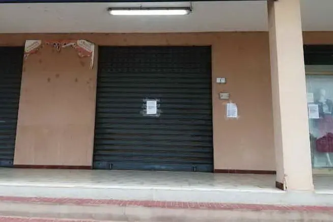 Uno dei negozi chiusi (foto L'Unione Sarda - Pala)