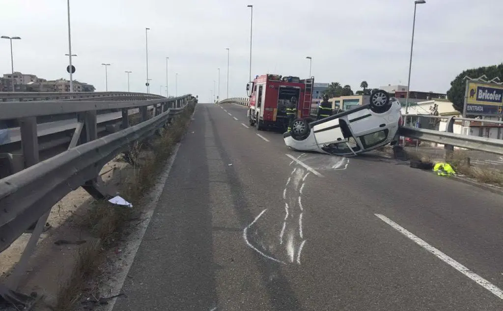 L'auto ribaltata