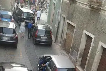 Auto in coda in via Roma