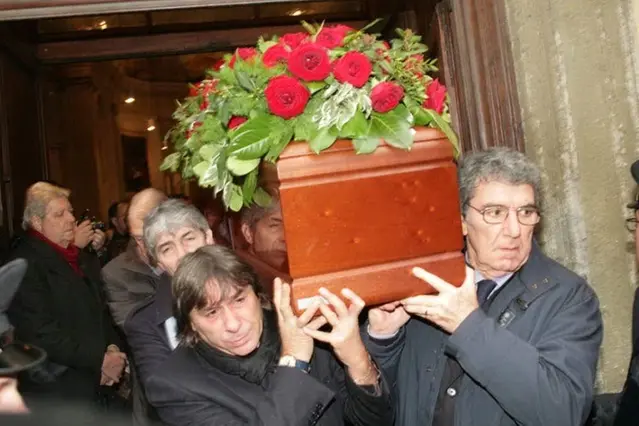 I campioni di quel Mondiale portano la bara del mister, Bearzot è morto nel 2010
