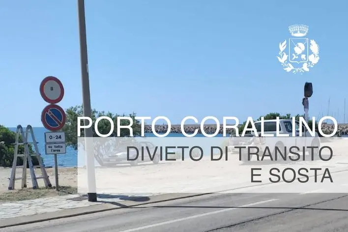 L'avviso per Porto Corallino (foto Serreli)