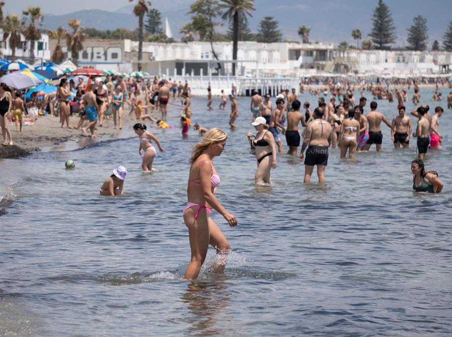 Poetto, è già estate Tutto esaurito nel weekend al mare
