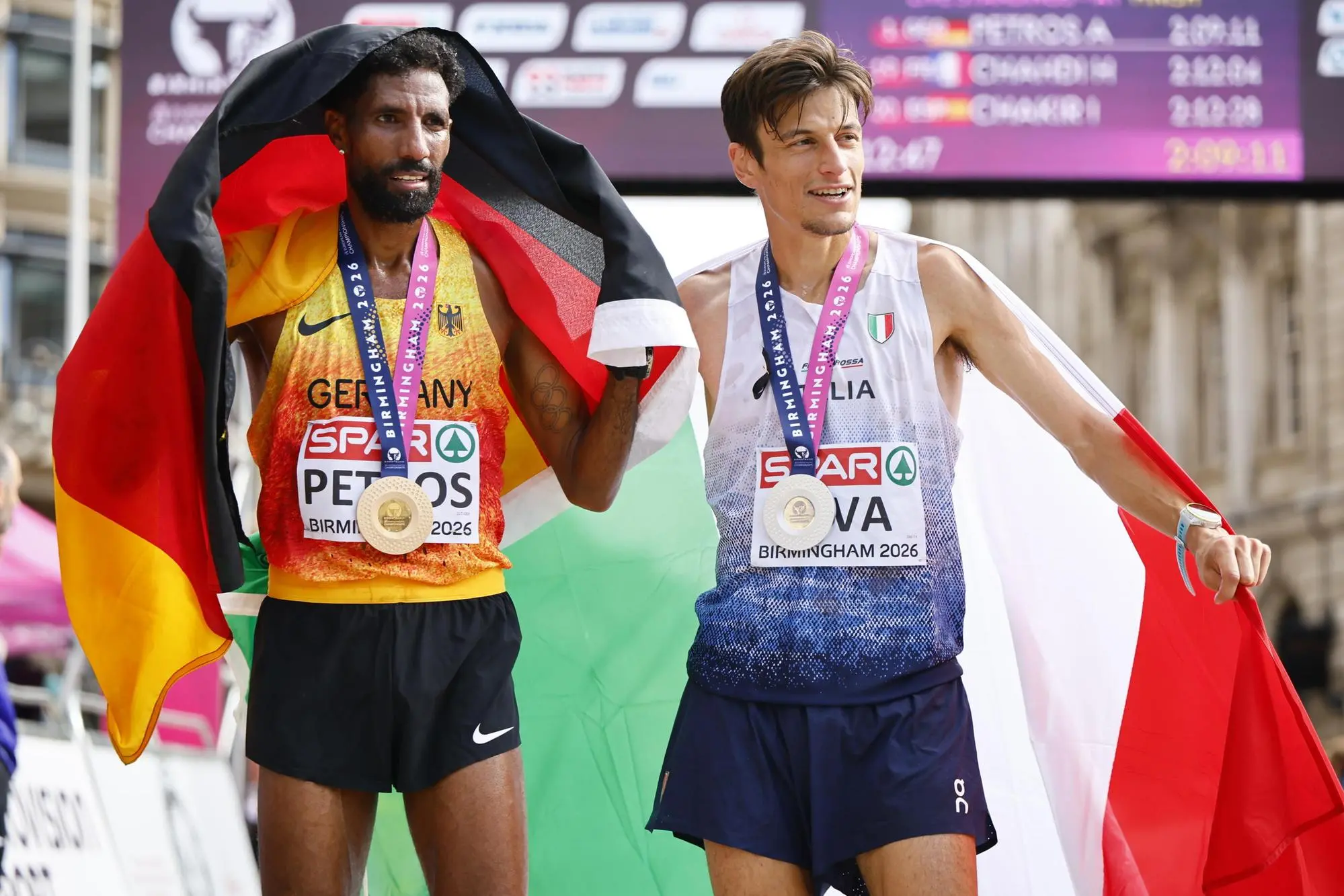 La medaglia d'oro Amanal Petros con Pietro Riva (foto Ansa/Epa)