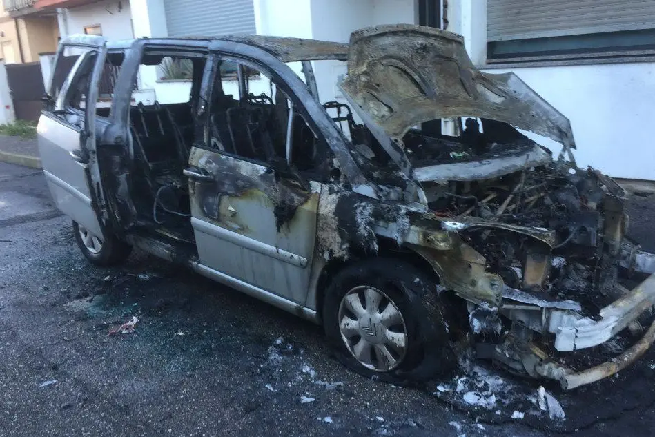 L'auto distrutta nell'ultimo attentato incendiario