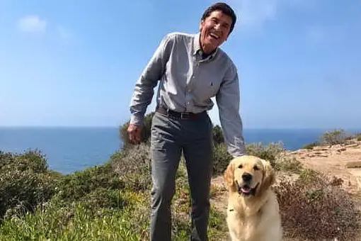 Gianni Morandi a Carloforte con il cane attore