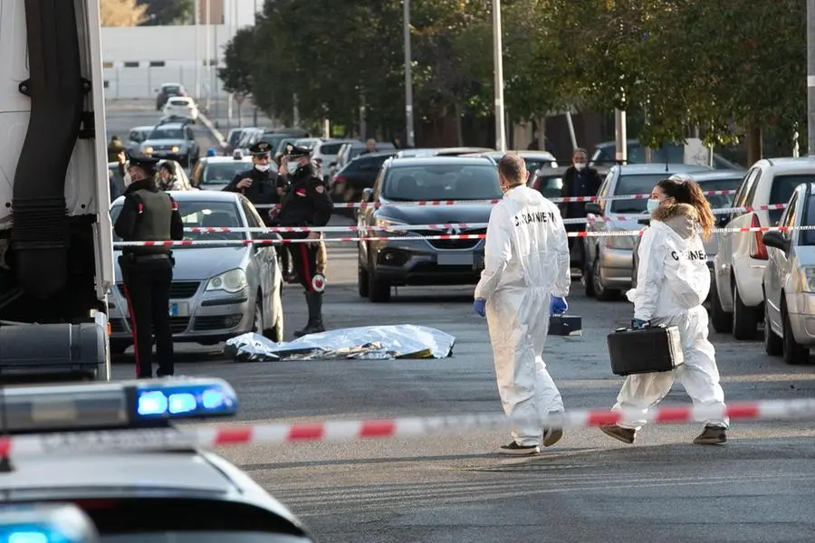 I rilievi dei carabinieri e della scientifica sul luogo dell'omicidio (foto Ansa)