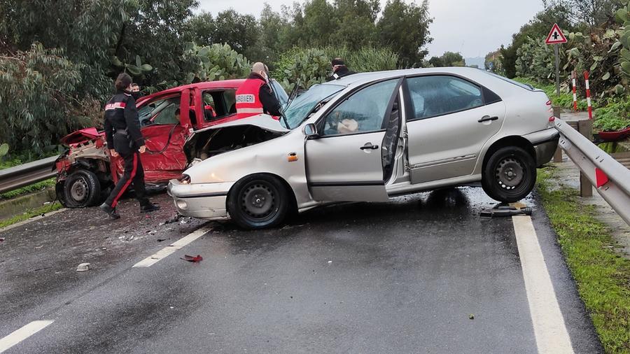 auto vola fuori strada e si schianta contro un albero muore un 29enne a pabillonis l unione sarda it