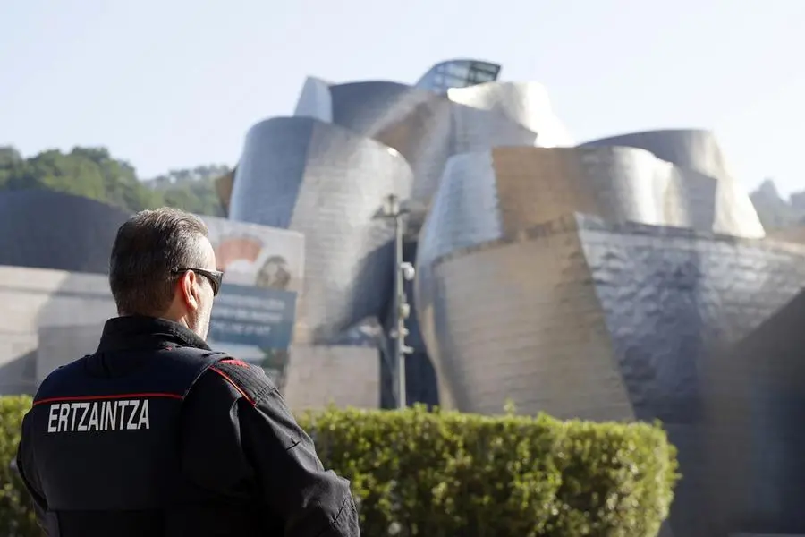 Bilbao, un poliziotto senza mascherina