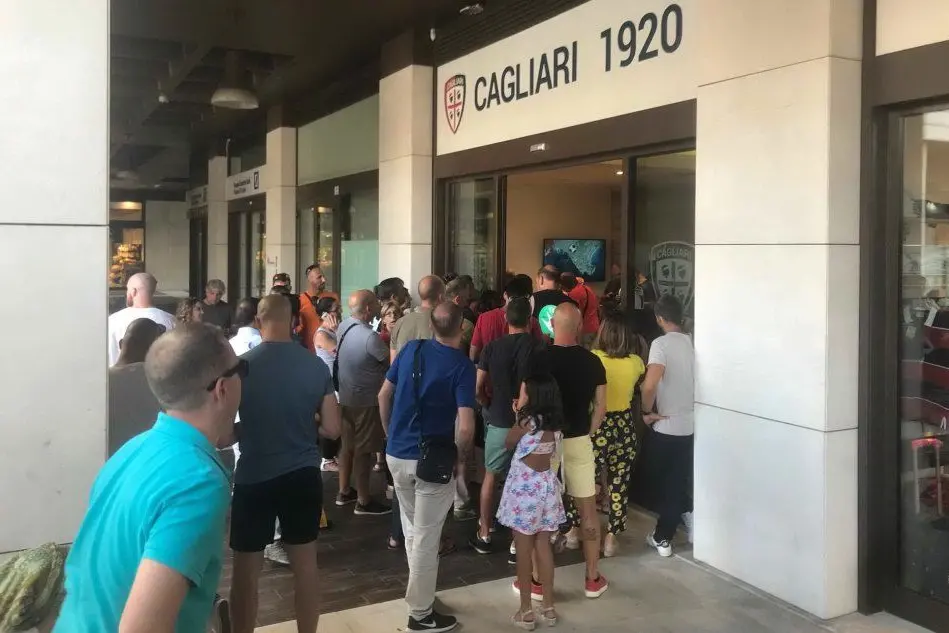 Lunghe code allo store del Cagliari per l'acquisto dei biglietti (foto L'Unione Sarda)
