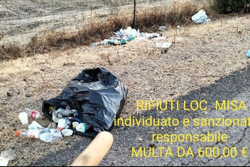 Soleminis, abbandona rifiuti in campagna: maxi-multa da 600 euro