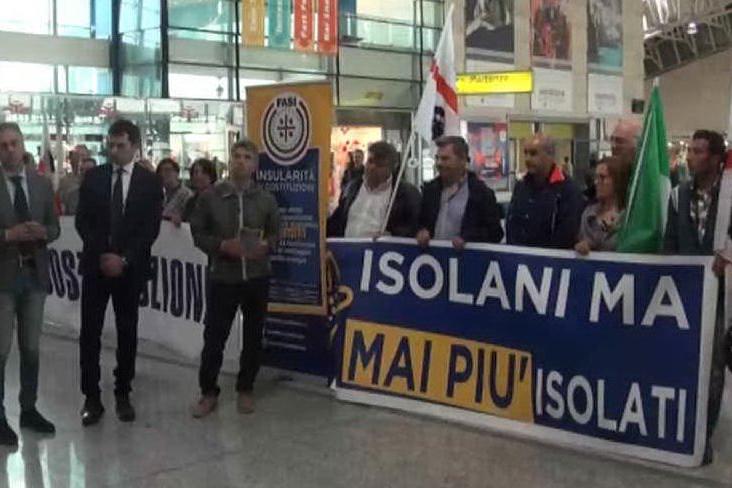 Insularità in Costituzione: sit-in in tutti gli aeroporti sardi