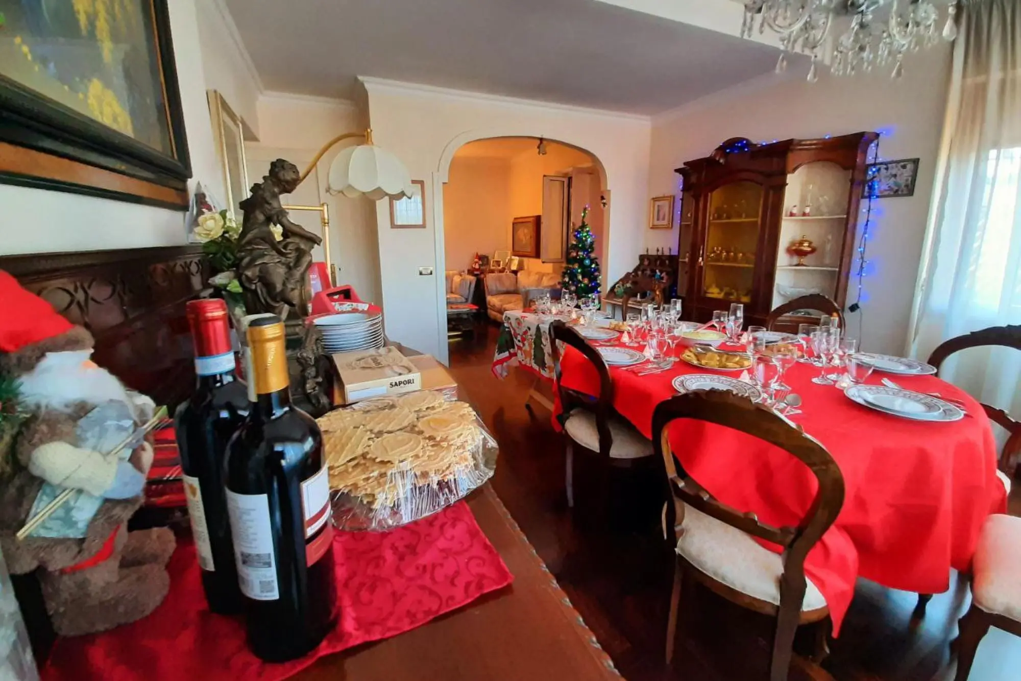 Una tavola pronta per festeggiare il Natale (foto Ansa)