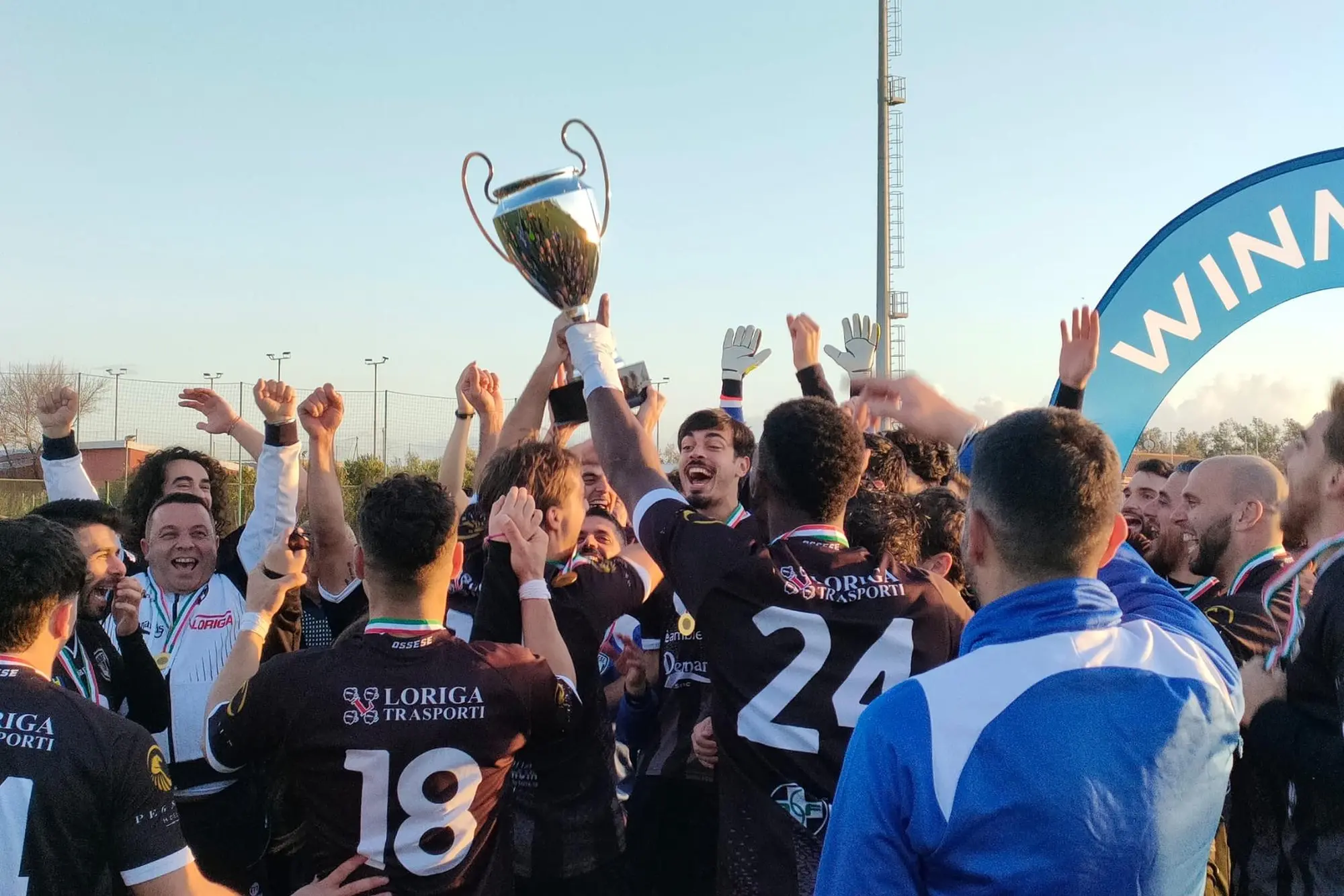 L'Ossese alza la Coppa Italia Eccellenza della scorsa stagione (archivio)