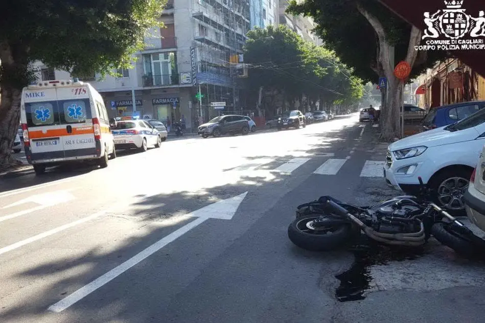 L'incidente è avvenuto stamattina all'incrocio tra viale Trieste e via Pola (foto polizia municipale di Cagliari)