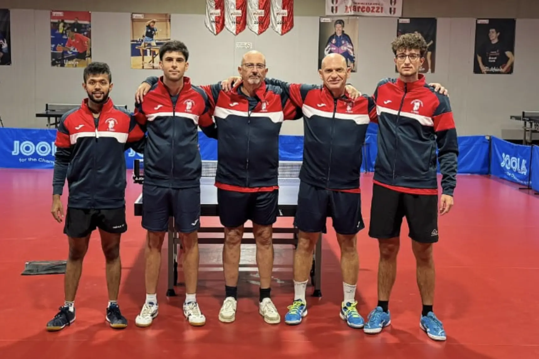 Una formazione del Quattro Mori Cagliari, da sin. Ronit Bhanja, Marco Poma, il coach Sandro Poma, Maxim Kuznetsov, Lorenzo Martinalli (Foto concessa da ASD Quattro Mori)
