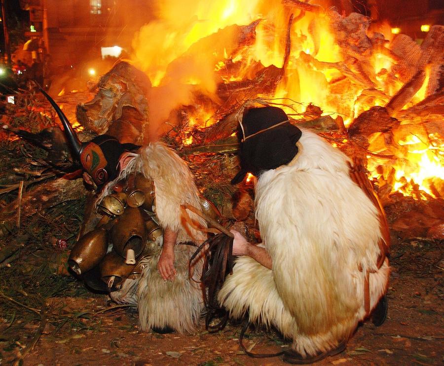 Il fuoco e i riti negli scatti di Antonio Satta