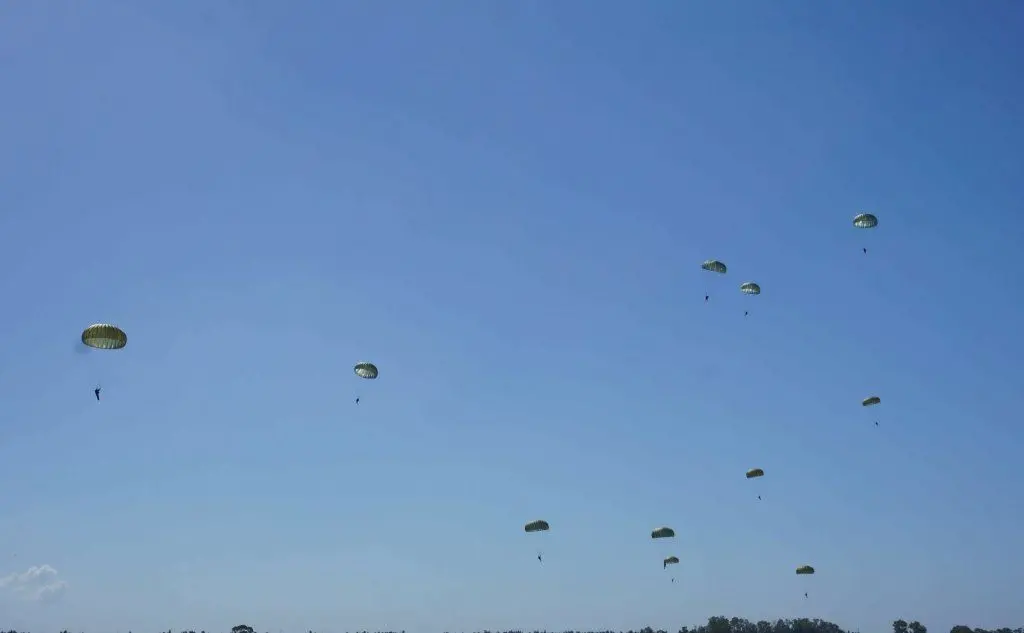 Il lancio di paracadutisti