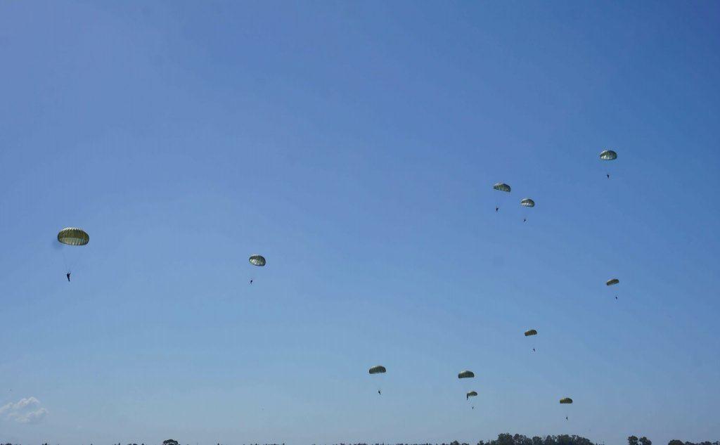 Il lancio di paracadutisti