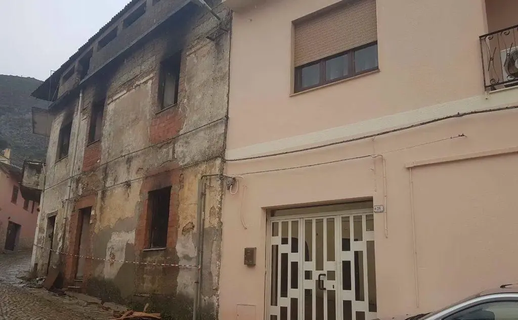 I danni provocati dall'incendio che ha colpito una palazzina a Villacidro