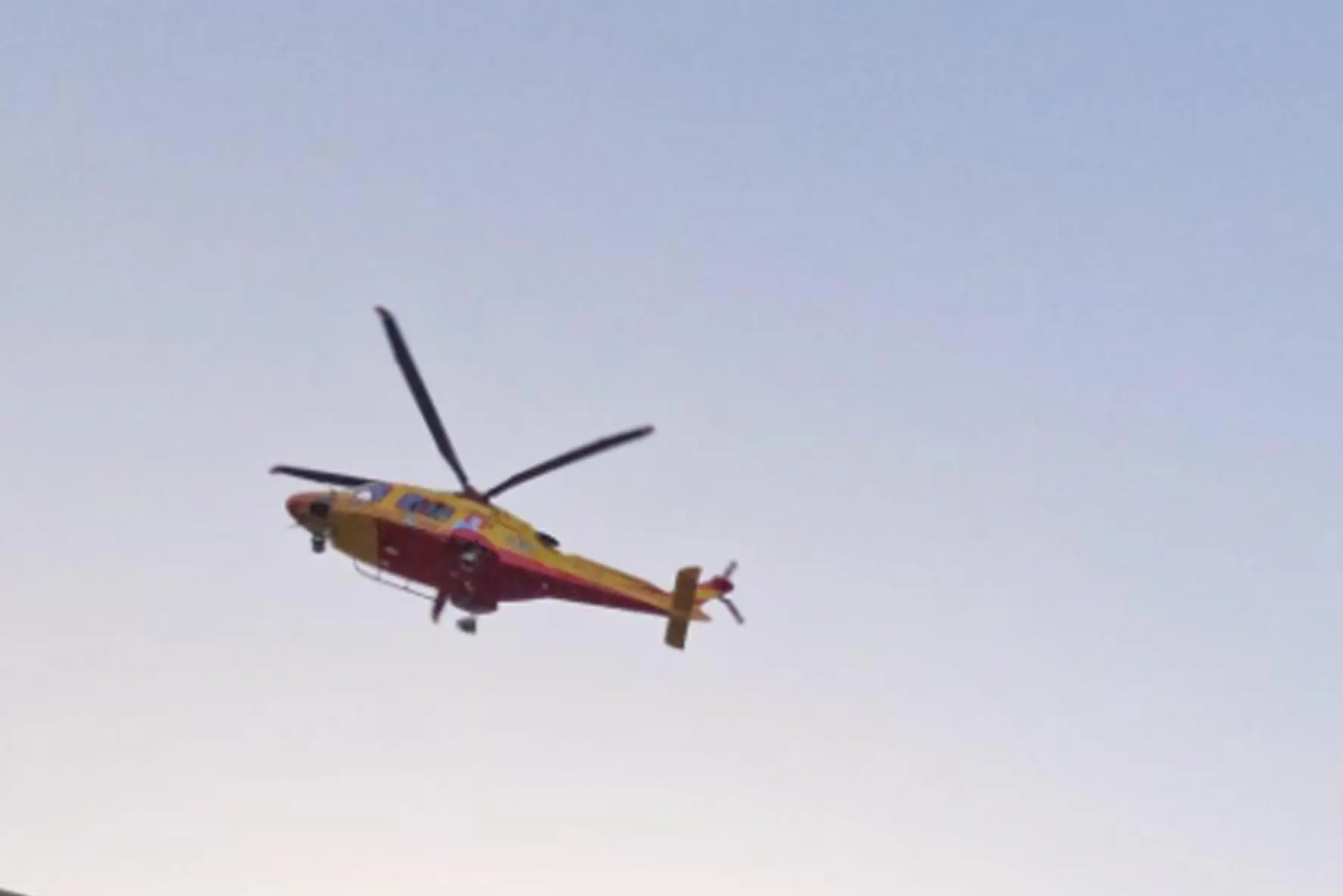 Un elicottero dei Vigili del Fuoco in azione (foto archivio)