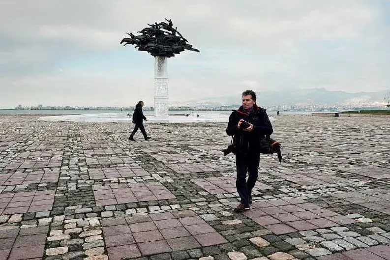 I ritratti dei "Sardi nel Mondo" realizzati da Antonio Mannu: nell'immagine il fotografo sassarese Marco Crillissi a Smirne in Turchia nel 2011
