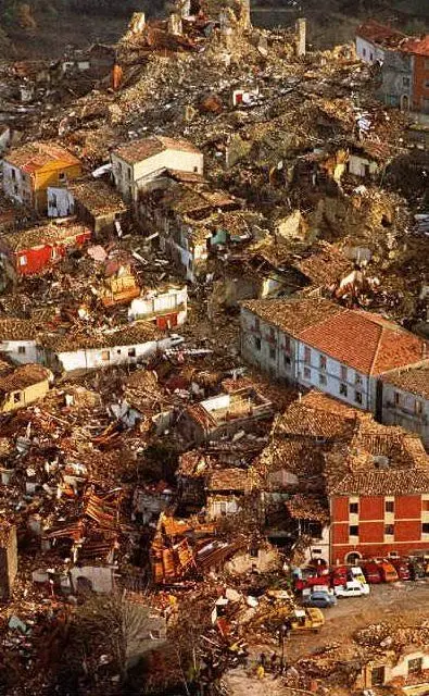 Danni e crolli a Teora (foto Wikipedia)