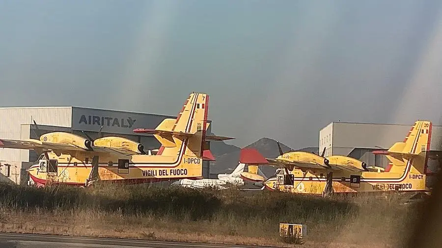 Tre Canadair fermi sulla pista dell'aeroporto di Olbia (L'Unione Sarda)