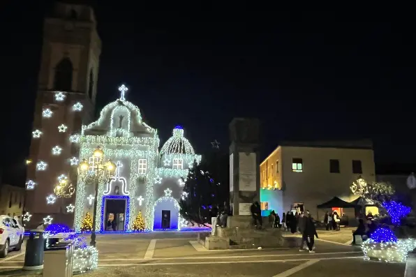 La piazza illuminata (Foto Sirigu)