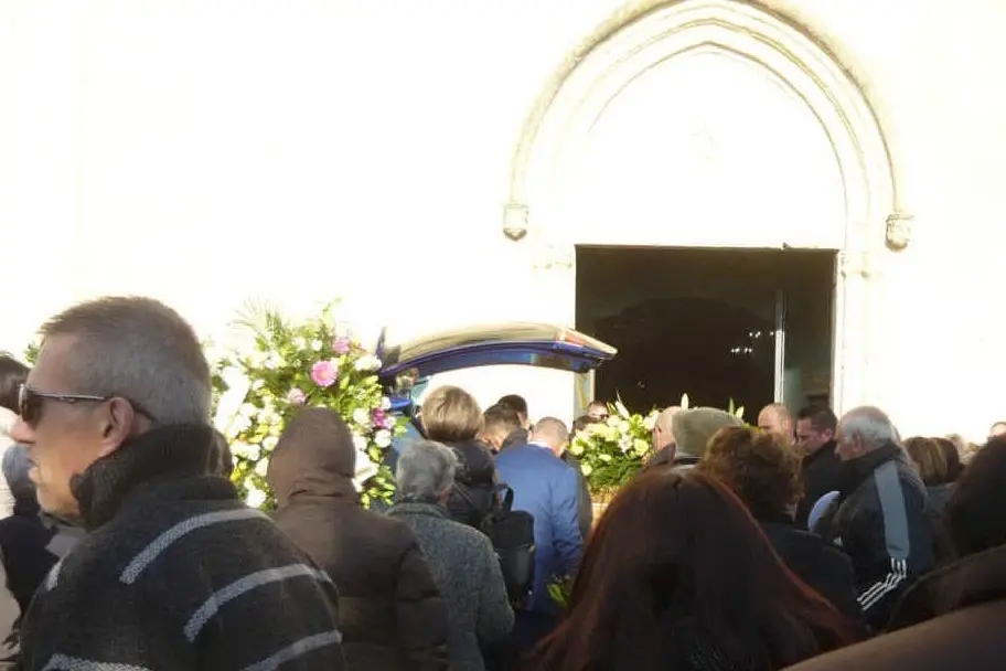 Folla ai funerali a Settimo (L'Unione Sarda - A.Serreli)