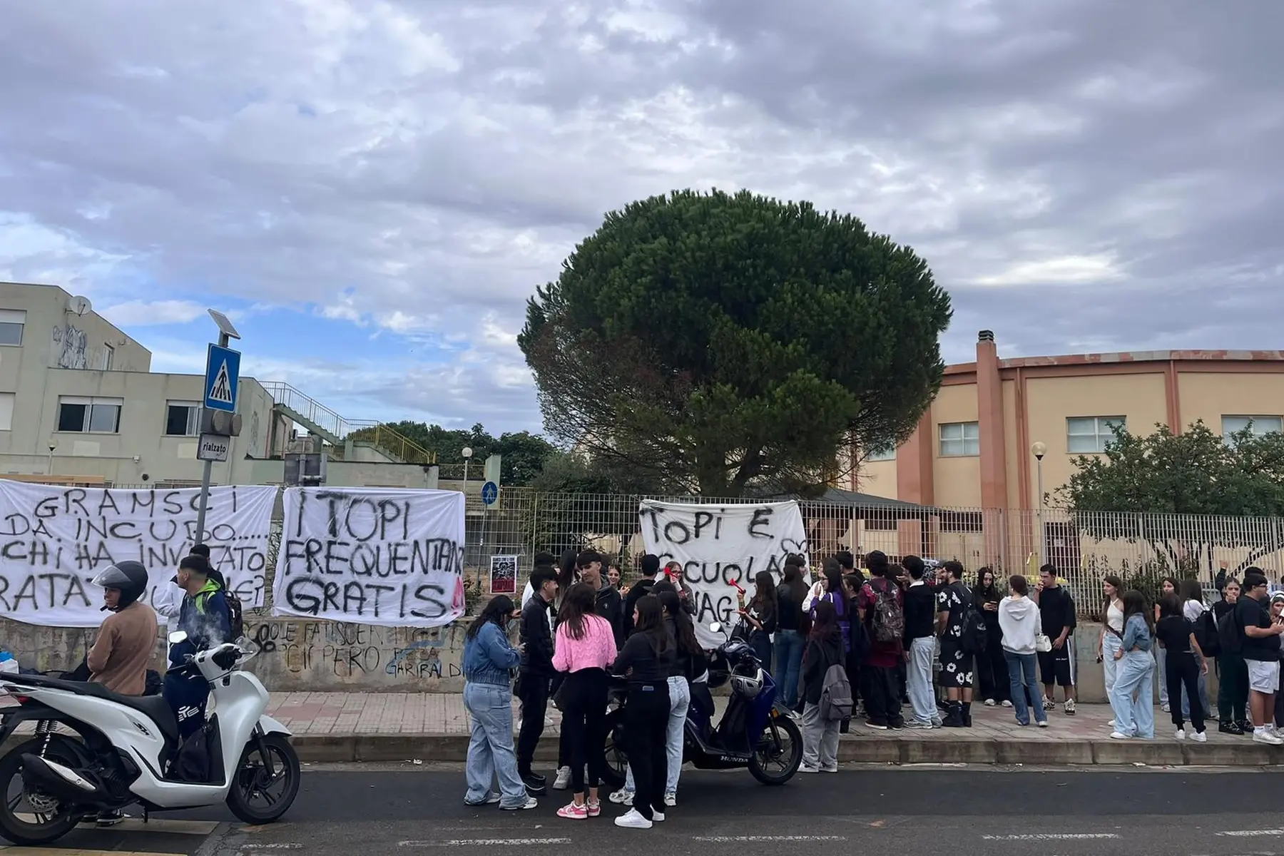 Una protesta degli ultimi giorni nelle scuole a Cagliari