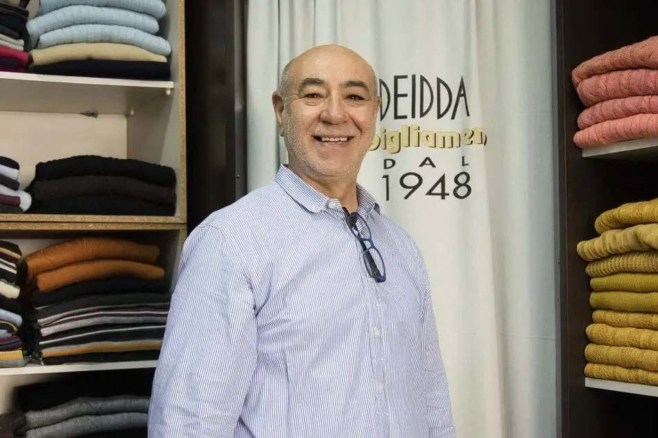 Italo Deidda nel suo negozio di abbigliamento