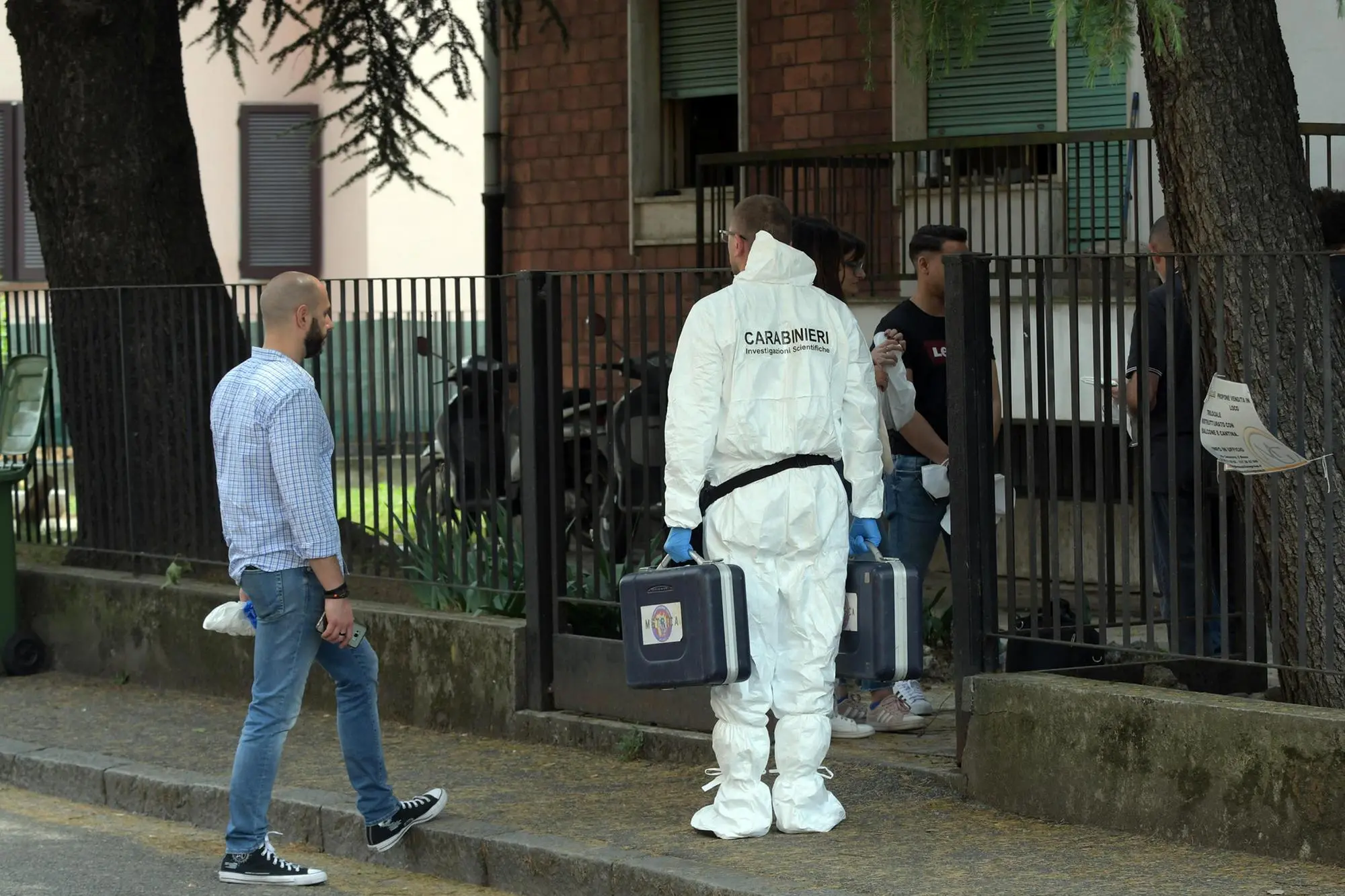 Anziana trovata morta e fatta a pezzi, i carabinieri nella casa di Melzo (foto Ansa)