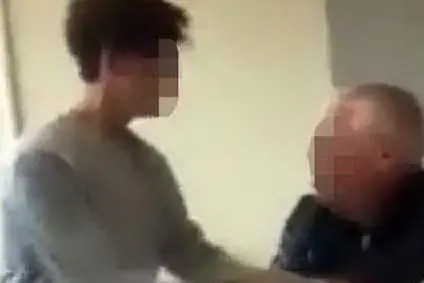 Un frame del video in cui gli studenti offendono e minacciano il professore